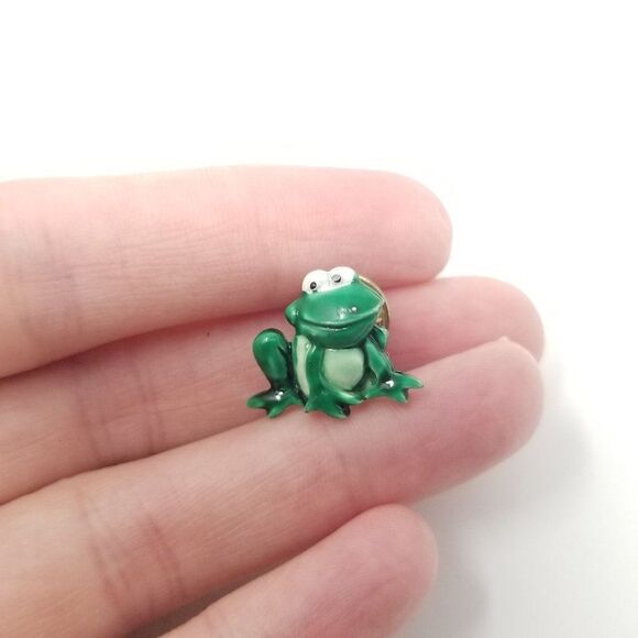 Vintage Little Green Frog Lapel Pin, Enamel Brooch, Little Toad, Cute, Smile - Picture 6 of 6